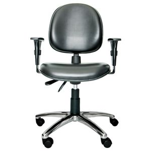 Cadeira giratória ergonômica BOL. Ajuste lombar. Braços ajustáveis. Gás. Estrutura preta. Base alumínio. Revestimento sintético.