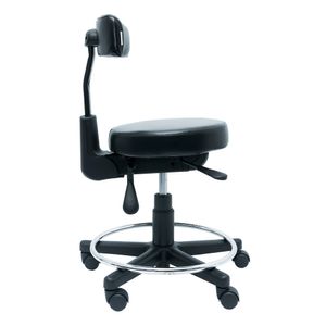 Mocho ergonômico Vertico. Aro-apoio Cromado. Giratório Baixo. Assento Redondo. Ajuste Lombar. Base Preta. Rodízios. Revestimento sintético.